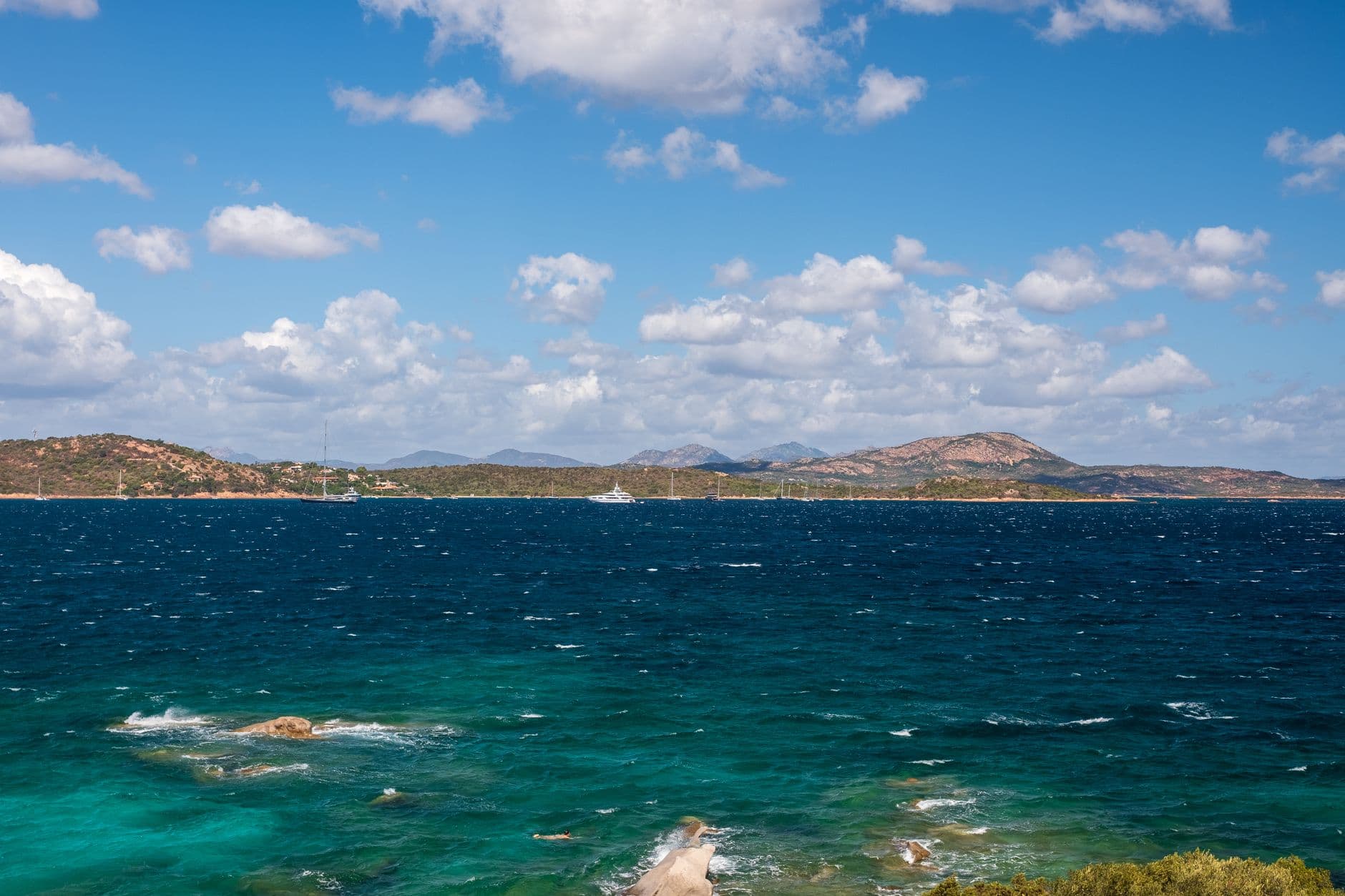 Une crique de granit aux eaux émeraude de la Costa Smeralda, dans la Gallura
