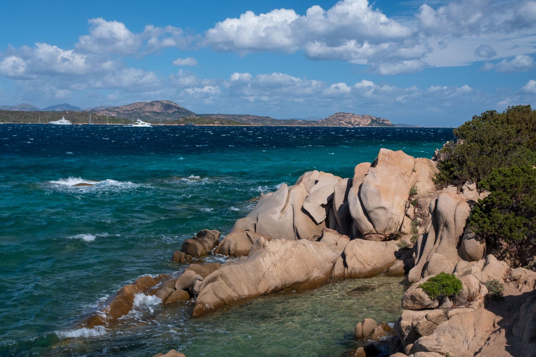 Le port et le golfe d'Olbia, avec la silhouette de l'île de Tavolara à l'horizon