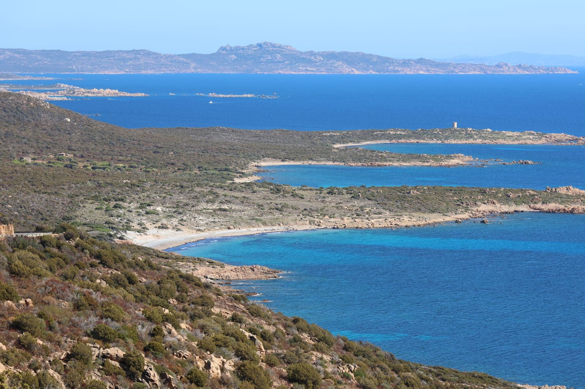Les colonnes du site antique de Tharros face à la mer, près d'Oristano